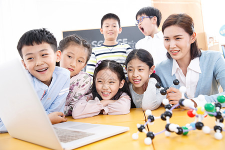 冲浪的男孩成长东亚关爱女教师和小学生在教室里使用电脑背景