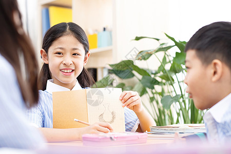 学校建筑天真表现积极学习小学生在教室里背景