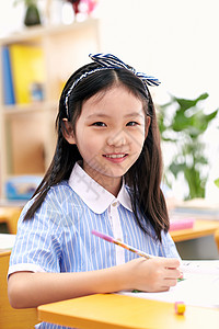 童年黑头发成长小学女生在教室里图片