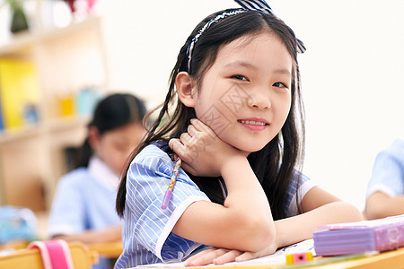 成长书教育小学女生在教室里图片