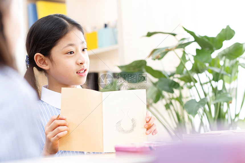 小学女生在教室里绘画图片