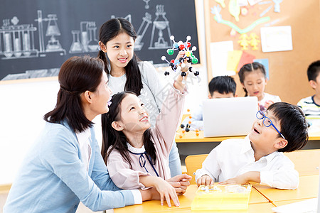 生物分子背景亚洲休闲装培训班女教师和小学生在教室里背景