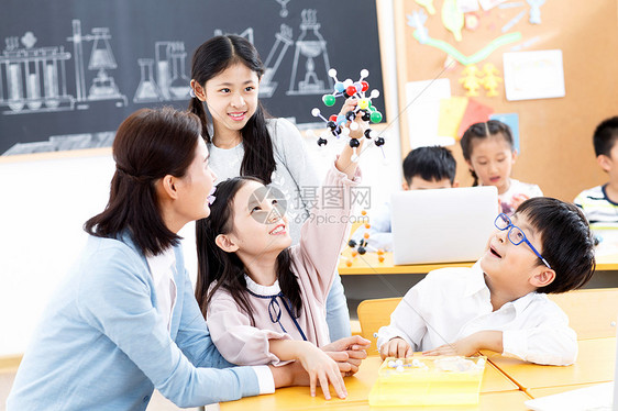 亚洲休闲装培训班女教师和小学生在教室里图片