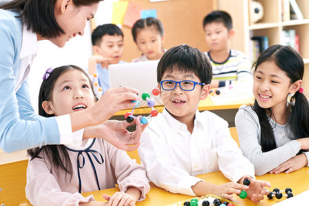 在校生女教师和小学生在教室里图片