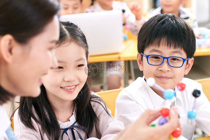 青年女教师和小学生在教室里图片