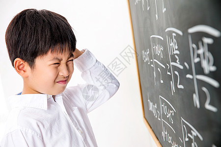 科学思考白昼小学男生被数学题难住图片