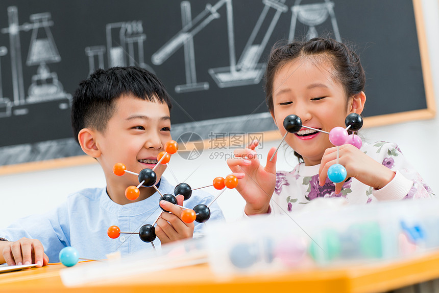 乐趣知识预期小学生在教室里图片