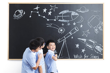 学校小学生在教室里黑板前图片