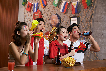 酒吧青年人足球球迷一起看比赛背景