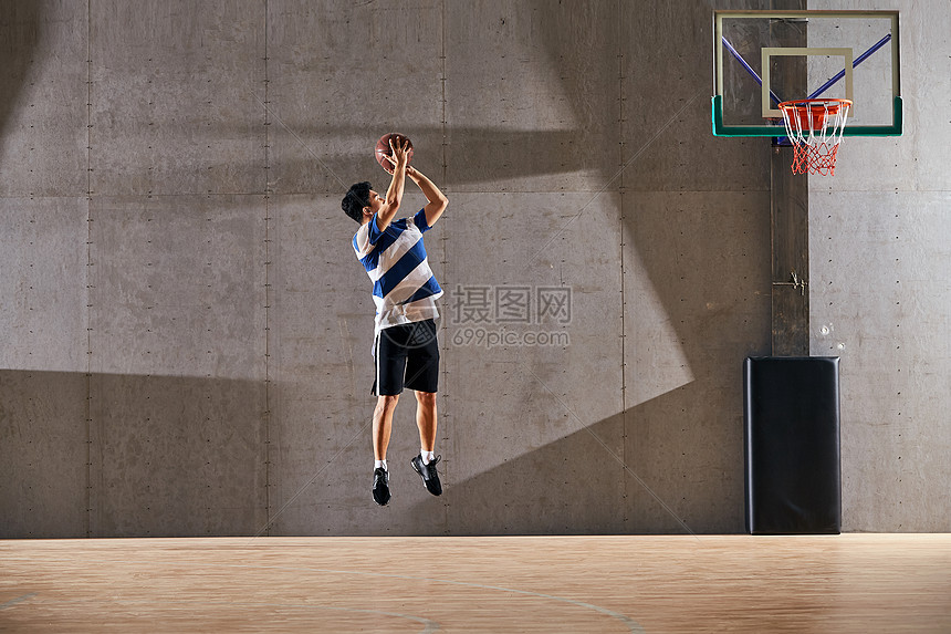 投篮体育比赛青年男人打篮球图片