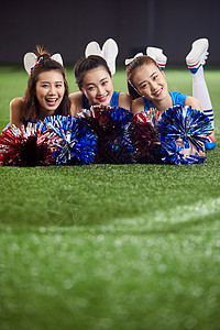 草地上青年女性啦啦队背景图片