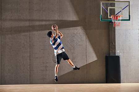 篮球场上的篮球框篮球比赛篮球场青年男人打篮球背景