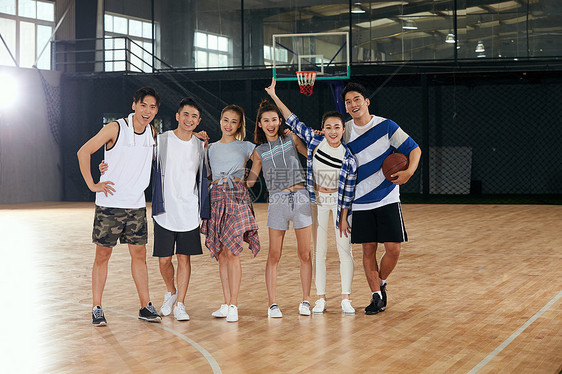 篮球场青年男女在篮球馆图片
