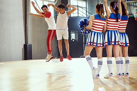 篮球啦啦队休闲装队服青年男女在篮球馆背景