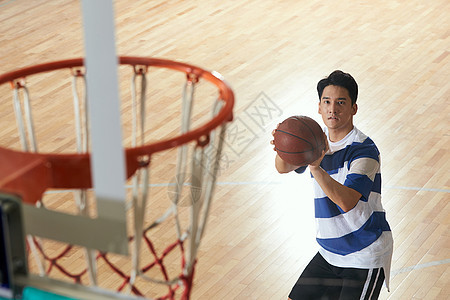 球场健身动感青年男人打篮球图片