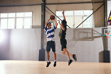 青年跳跃高举手臂动作青年男人打篮球背景