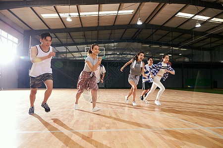 体育器械竞技运动青年男女在篮球馆图片