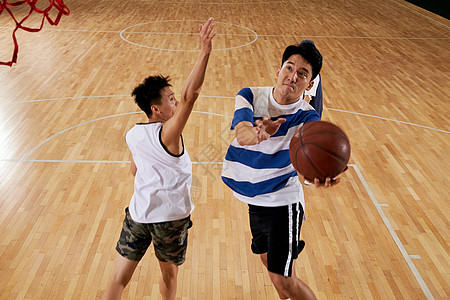木地板球场青年男人打篮球高清图片