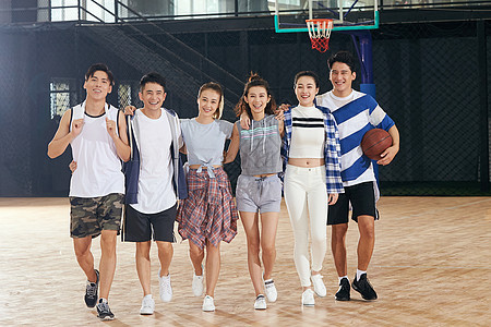 团体运动青年男女在篮球馆图片
