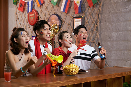 酒吧开业获胜吸引亚洲人球迷们看球赛背景