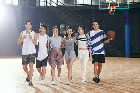 篮球运动青年男女在篮球馆图片