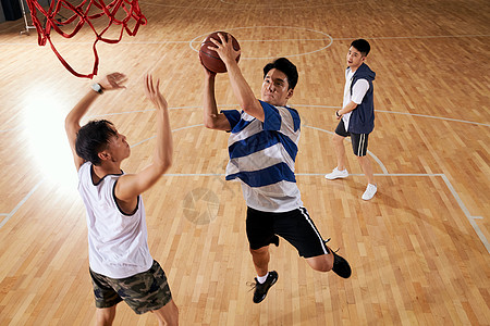 青年跳跃篮球比赛信心青年男人打篮球背景