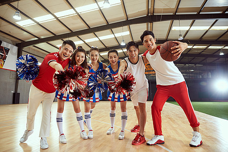 比赛运动青年文化青年男女在篮球馆图片