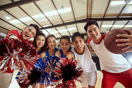 体育活动体育赛事青年男女在篮球馆图片