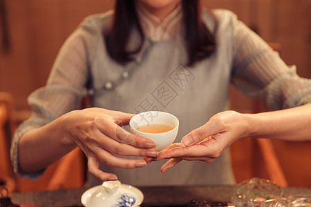 白瓷器青年女人展示茶艺特写背景
