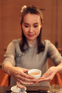 中式瓷器茶壶茶文化青年女人展示茶艺背景