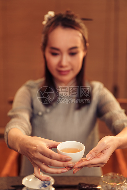 茶壶茶文化青年女人展示茶艺图片