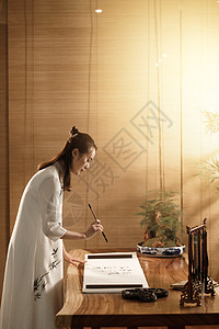 中式美女在练习传统书法图片