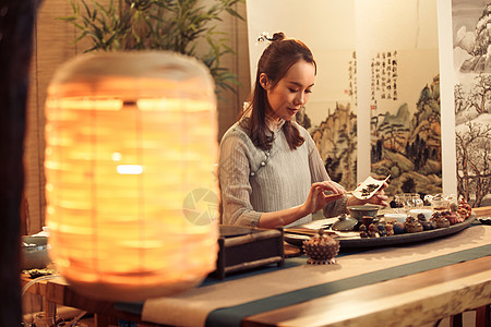 中式画青年女人展示茶艺背景
