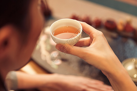 喝腊八粥元素女人喝茶背景