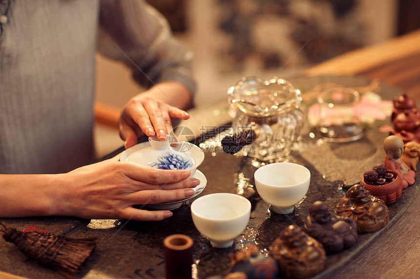 茶馆仅女人怀旧青年女人泡茶图片