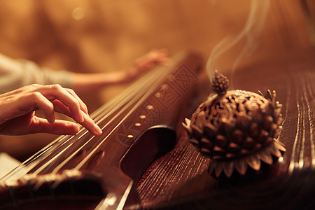 古典元素青年女人弹七弦琴图片