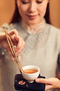 古典风格服务青年女人泡茶图片