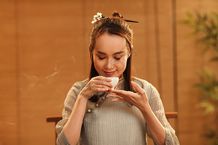 青年女人喝茶图片