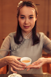 中式青年女人喝茶高清图片