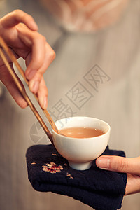 青花瓷茶杯茶馆青年女人泡茶特写背景