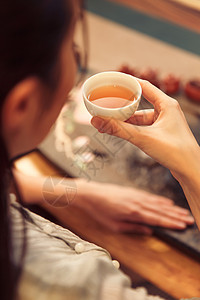 复古茶馆养生传统青年女人喝茶特写背景