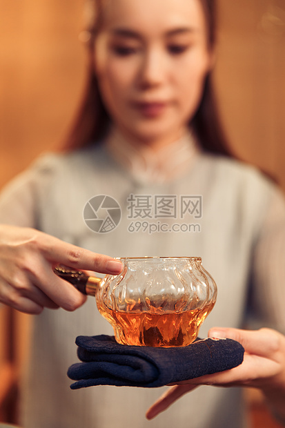 传统文化青年女人展示茶艺图片