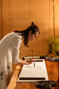 传统女人在练习书法图片