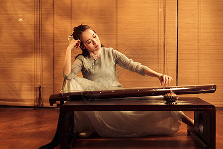 中式青年女人弹七弦琴形象图片
