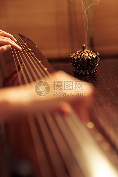 中式女人弹七弦琴图片