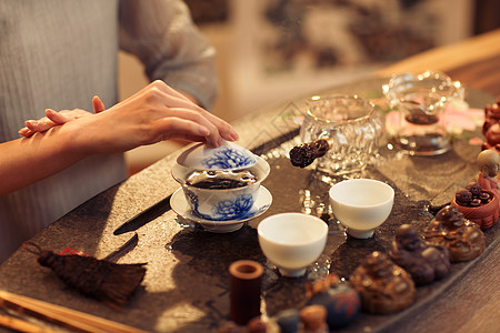 复古茶馆招待青年女人泡茶背景