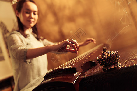 中式女人弹七弦琴图片