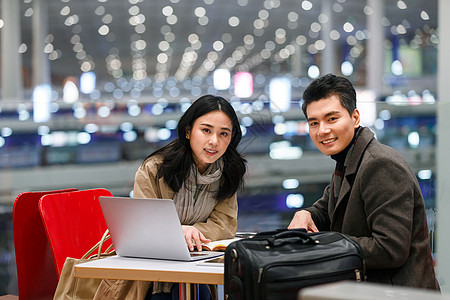 中年男人女商人青年伴侣商务男女在候机大厅图片