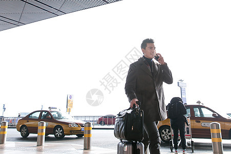 中年人人现代商务男人在机场打车图片