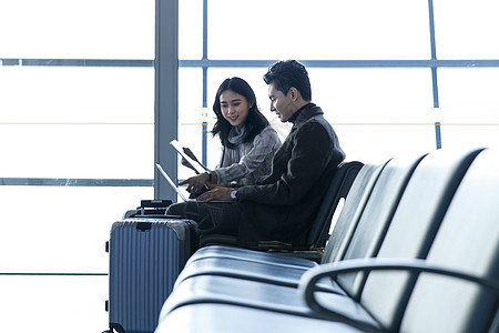 旅行的人室内亚洲商务男女在候机大厅图片